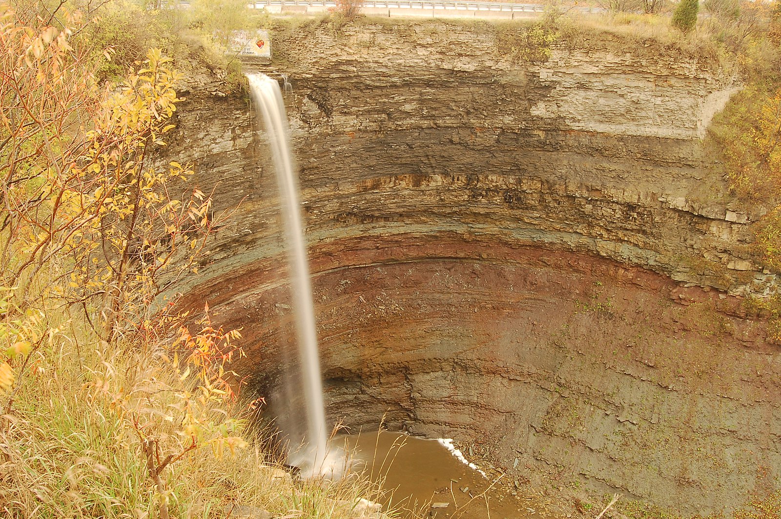 Devil's_Punchbowl_-_panoramio